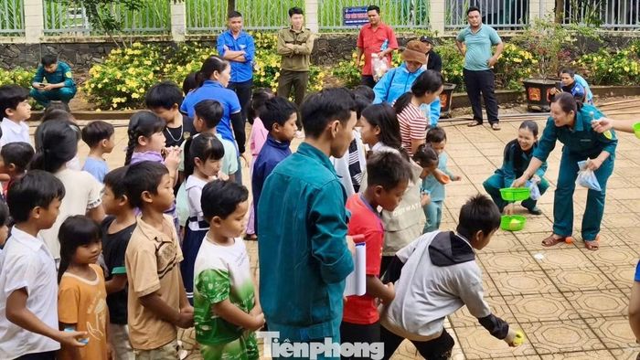 Tại lễ ra quân, đoàn thanh niên đã tổ chức nhiều hoạt động vui chơi, sinh hoạt tập thể cho thiếu nhi.