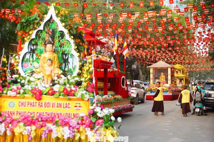 Lễ rước xá lợi Phật và diễu hành xe hoa cầu nguyện quốc thái dân an khởi hành lúc 19h ngày 30/5 (14/4 âm lịch).