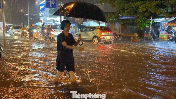Theo ghi nhận, tại khu vực phía Tây thành phố, các tuyến đường như Phạm Đức Sơn (phường Phú Định), Hồ Học Lãm, SINCO, quốc lộ 1 (đường Lê Đức Anh), Võ Văn Kiệt đoạn từ đường Hồ Học Lãm đến giao lộ An Dương Vương (phường An Lạc) và hầm chui Tân Tạo (phường Tân Tạo) đều xảy ra tình trạng ngập nước cục bộ.