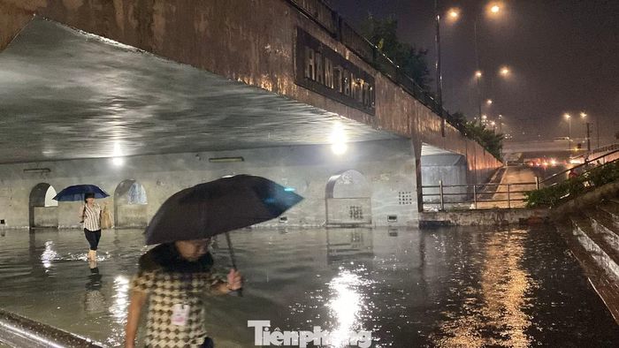Cách đó không xa, hầm chui Tân Tạo (phường Tân Tạo) cũng xuất hiện tình trạng ngập úng. Ảnh: Hữu Huy