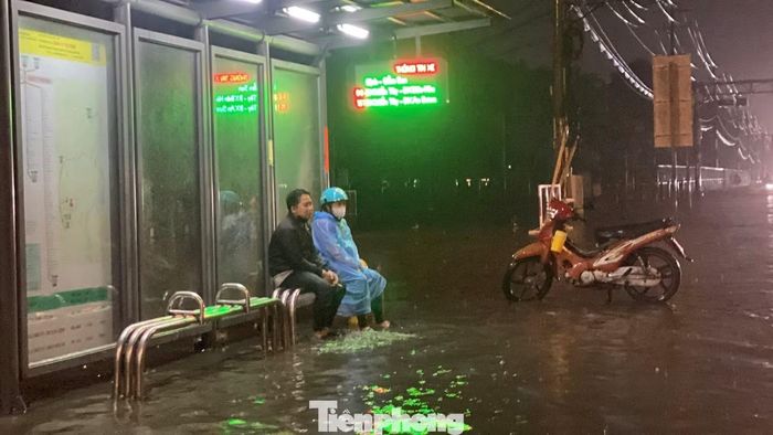 Chị Diệp Thị Mai Phương (ngụ phường Tân Tạo) cho biết mưa lớn kết hợp nước thoát chậm khiến nhiều đoạn đường bị ngập kéo dài. “Mỗi khi mưa lớn liên tục vài giờ là khu vực này lại ngập". Ảnh: Hữu Huy