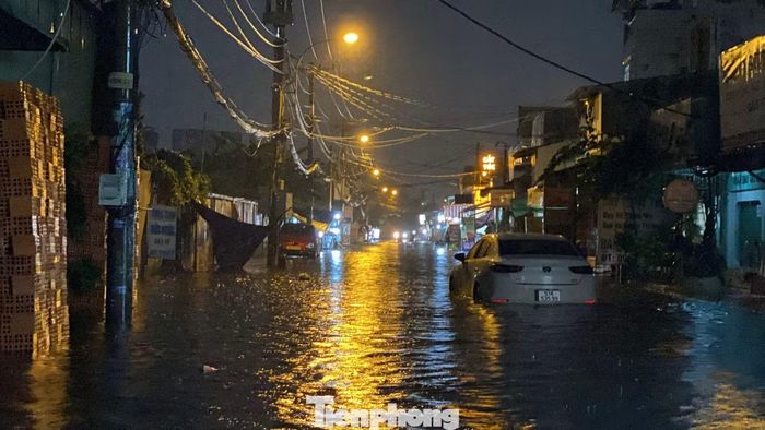Một ô tô cũng bị chết máy giữa đường SINCO. Ảnh: Hữu Huy