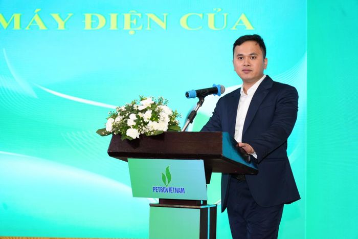 Đại diện Ban Điện và NLTT Petrovietnam báo cáo tình hình vận hành các nhà máy điện Petrovietnam hiện nay