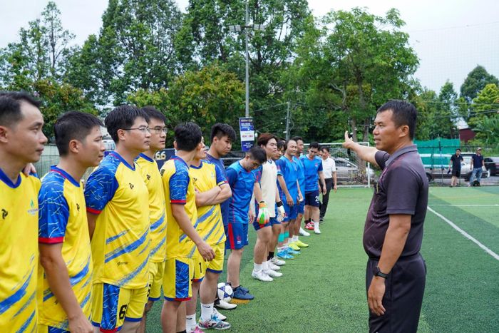 Trọng tài phổ biến điều lệ và các quy định chuyên môn tới các đội bóng trước khi giải đấu khởi tranh