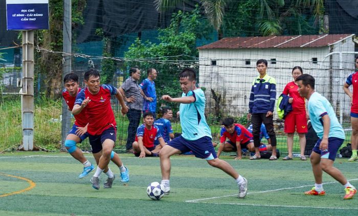 Các đội bóng đã có những màn tranh chấp bóng hấp dẫn, tạo nên bầu không khí sôi nổi tại hội thao