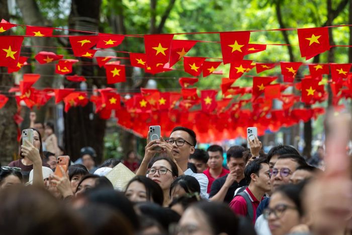 Bên ngoài điểm thi, các phụ huynh cũng không kém phần căng thẳng.