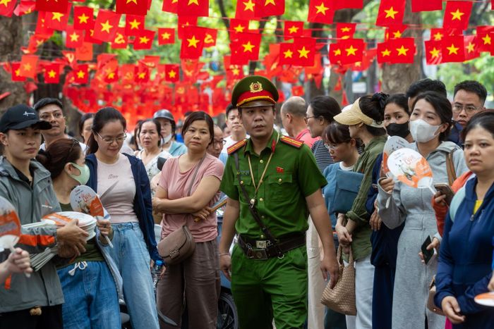 Công an phường đã túc trực suốt từ sáng sớm tại các điểm thi để phân luồng giao thông, đảm bản ANTT.