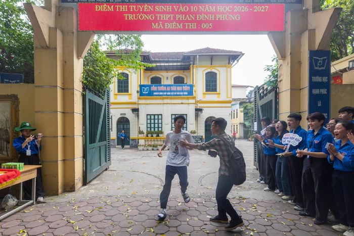 Em Tống Vũ Dũng, thí sinh đầu tiên hoàn thành môn Ngữ Văn tại điểm thi THPT Phan Đình Phùng.