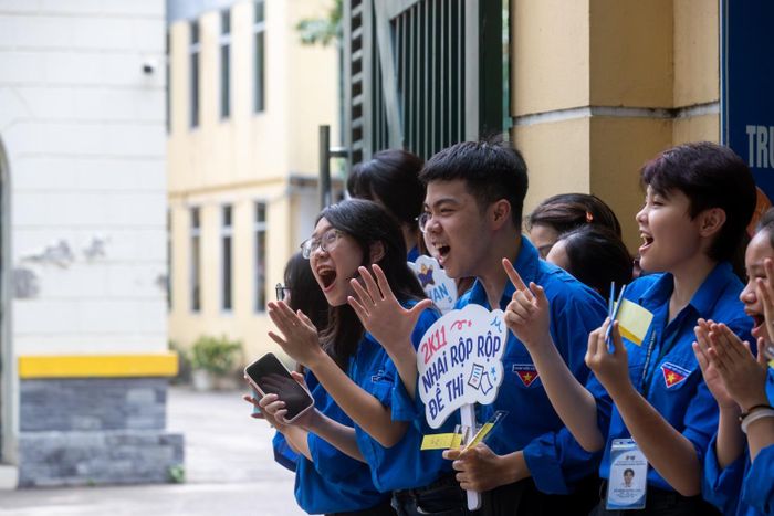 Lực lượng thanh niên tình nguyện bên ngoài các điểm thi vừa có nhiệm vụ động viên các thí sinh, còn phối hợp với lực lượng công an đảm bảo an ninh trật tự, hỗ trợ thí sinh và phụ huynh.