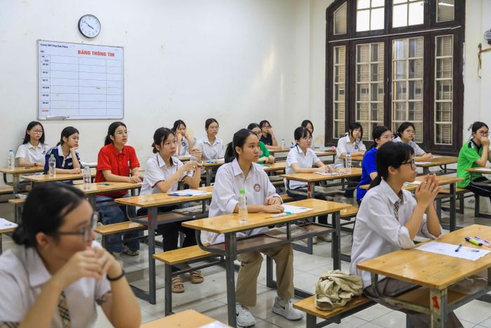 7h30 phút sáng 30/5, tất cả các thí sinh tại điểm thi trường THPT Phan Đình Phùng đã có mặt, bắt đầu bài thi môn Ngữ Văn - môn thi đầu tiên trong kỳ thi vào lớp 10 năm 2026.