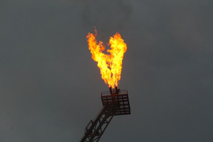 Ngọn lửa từ Flare đốt trở lại sau khi tắt trong quá trình bảo dưỡng