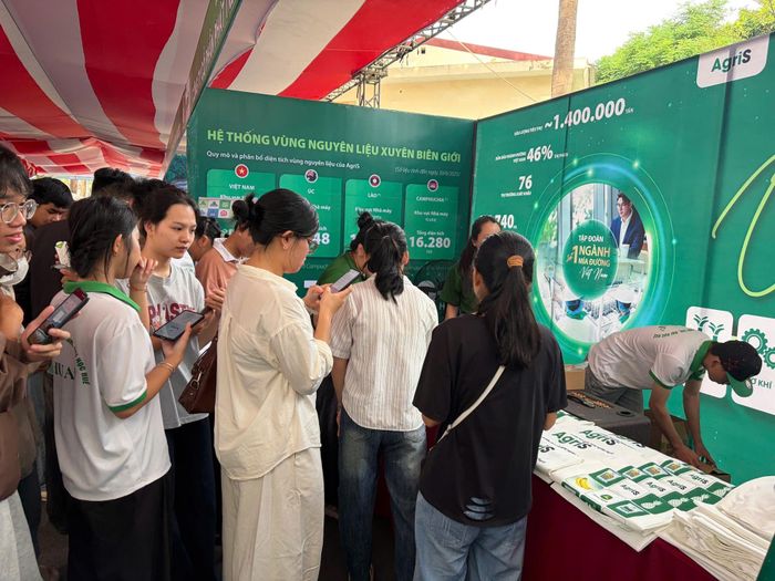 Rất đông sinh viên đến tham dự Ngày hội việc làm năm 2026.