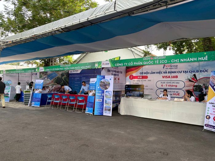 Ban tổ chức đã bố trí 24 gian hàng cùng nhiều phòng họp, giảng đường phục vụ hoạt động phỏng vấn trực tiếp.