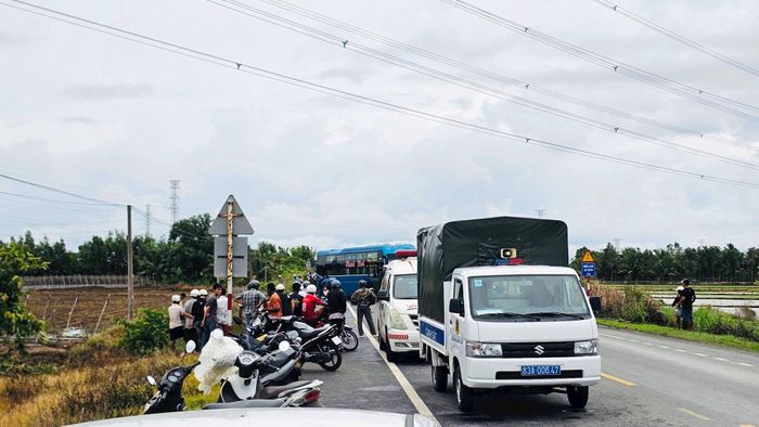Lực lượng chức năng có mặt tại hiện trường để khám nghiệm, điều tiết giao thông và làm rõ nguyên nhân vụ tai nạn.