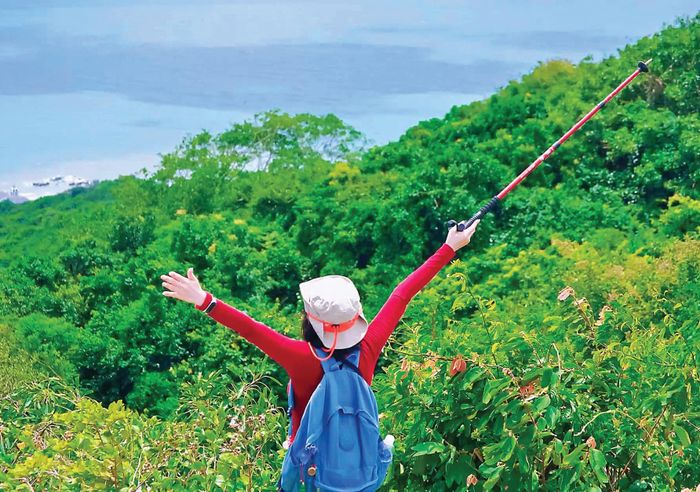 Bạn trẻ trekking núi Minh Đạm