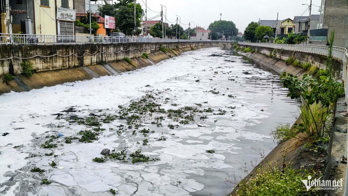 Bọt trắng xuất hiện dày đặc trên mặt kênh Kim Đôi, theo gió bay vào khu dân cư