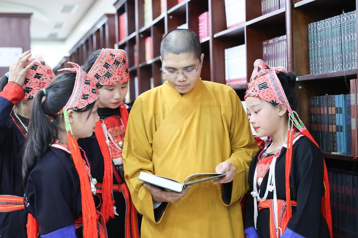Phong trào khuyến học, khuyến tài thông qua việc xây dựng "Tủ sách Phật Quang" cho học sinh là một minh chứng xuất sắc cho việc đạo Phật luôn quan tâm đến thế hệ tương lai. Ảnh: Lê Anh Dũng