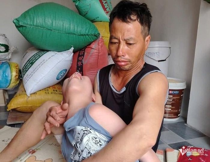 Càng chạy chữa cho con, vợ chồng anh Sơn càng tuyệt vọng; kinh tế gia đình ngày càng cạn kiệt thêm