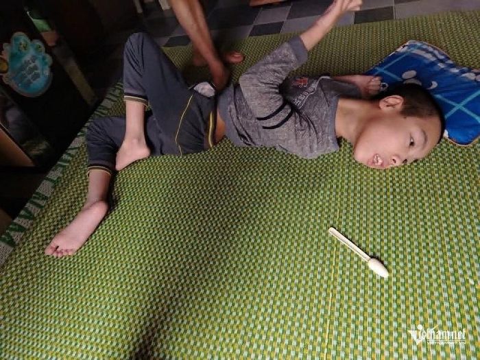 16 tuổi nhưng cậu bé Đoàn Duy Khánh vẫn nằm một chỗ như một đứa trẻ