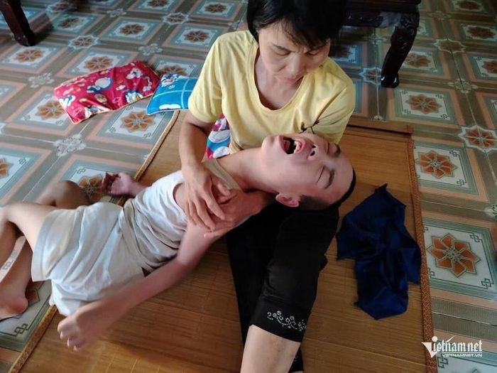 Suốt 16 năm qua, chị Tuyết luôn thức, ngủ cùng con, chỉ mong con gọi một tiếng 'mẹ ơi'