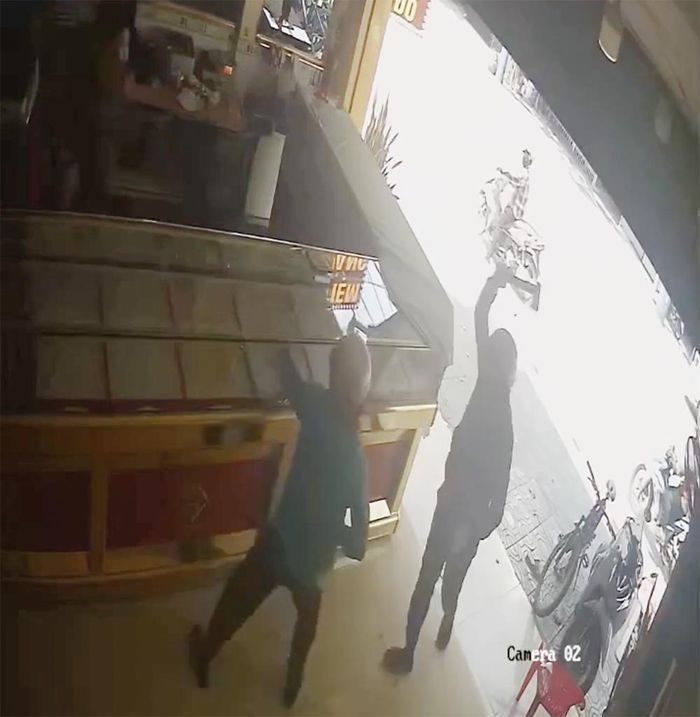 Hành động cướp tiệm vàng chỉ diễn ra chưa đầy 10 giây. Ảnh: Cắt từ clip