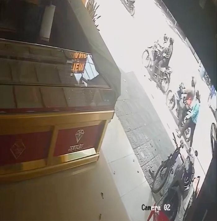 Camera an ninh tiệm vàng ghi nhận 4 đối tượng đi trên 2 xe gắn máy. Ảnh: Cắt từ clip