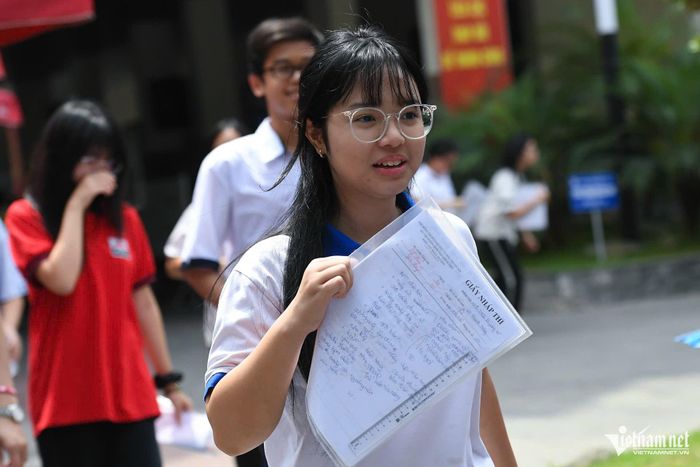 Thí sinh hoàn thành bài thi Ngữ văn tại điểm thi Trường THCS Giảng Võ. Ảnh: Thạch Thảo