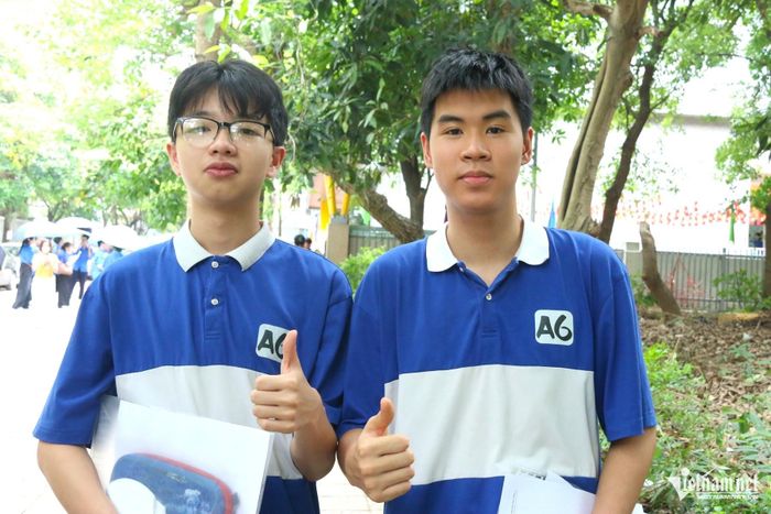 Vũ Gia Bình (bên phải) chia sẻ về làm bài thi môn Văn. Ảnh: Thanh Hùng