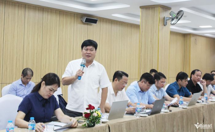 Ông Lương Văn Khánh - Phó Giám đốc Sở Dân tộc và Tôn giáo tỉnh Nghệ An, phát biểu thảo luận về cơ chế, chính sách phát triển vùng đồng bào DTTS và miền núi.