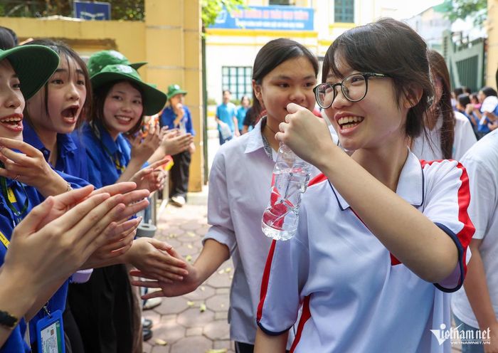Thí sinh dự thi sáng 30/5. Ảnh: Thạch Thảo