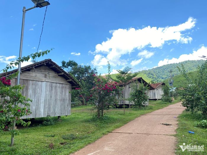 Những ngôi nhà làng ở xã Đăk Rve. Ảnh: Ngọc Chí