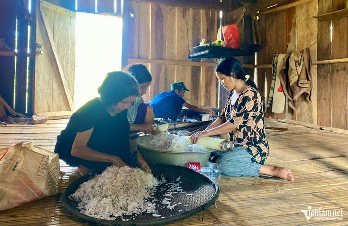Khi làng có lễ hội, các gia đình trong dòng họ sẽ tập trung về nhà làng để chuẩn bị các món ăn góp chung cùng dân làng. Ảnh: Ngọc Chí