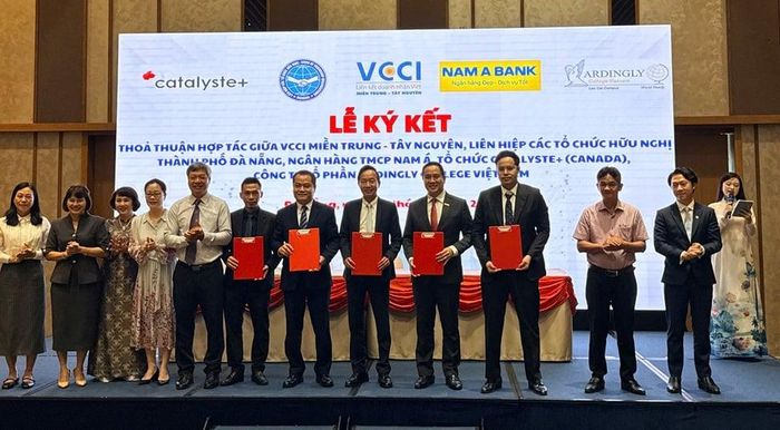 Ông Trịnh Quang Khôi Nguyên - Tổng Giám đốc Tập đoàn Đầu tư Khôi Nguyên (thứ 3 bên phải) kỳ vọng sự hợp tác sẽ mở rộng thêm cơ hội cho học sinh khu vực miền Trung - Tây Nguyên.