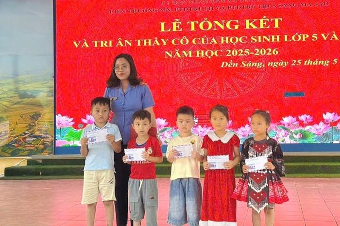  Chi đoàn VKSND khu vực 7 - Lào Cai đã trao tặng nhiều phần quà cho các em học sinh có thành tích học tập xuất sắc và hoàn cảnh khó khăn.
