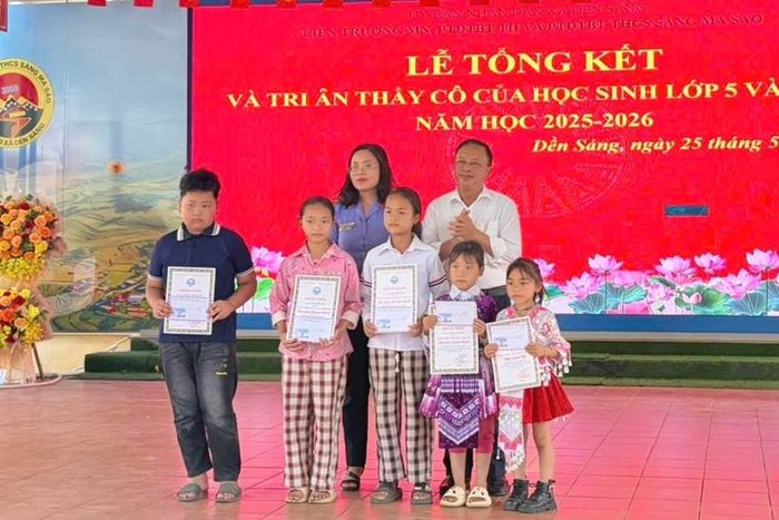  Chi đoàn VKSND khu vực 7 - Lào Cai đã trao tặng nhiều phần quà cho các em học sinh có thành tích học tập xuất sắc và hoàn cảnh khó khăn.