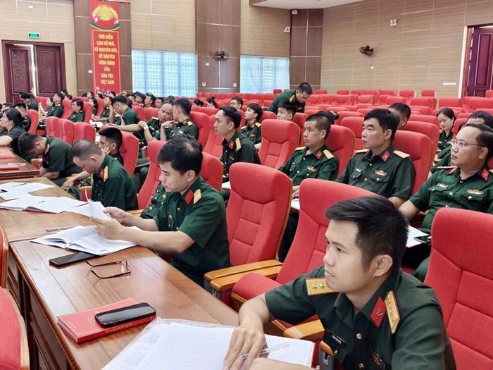Các cán bộ, chiến sĩ của BCH thành phố Huế học tập tại hội nghị.