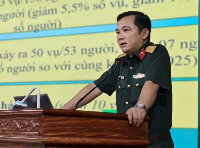 Trung tá Trần Kim Lợi, Viện trưởng VKSQS khu vực 42 thông báo tình hình vi phạm pháp luật trên địa bàn.