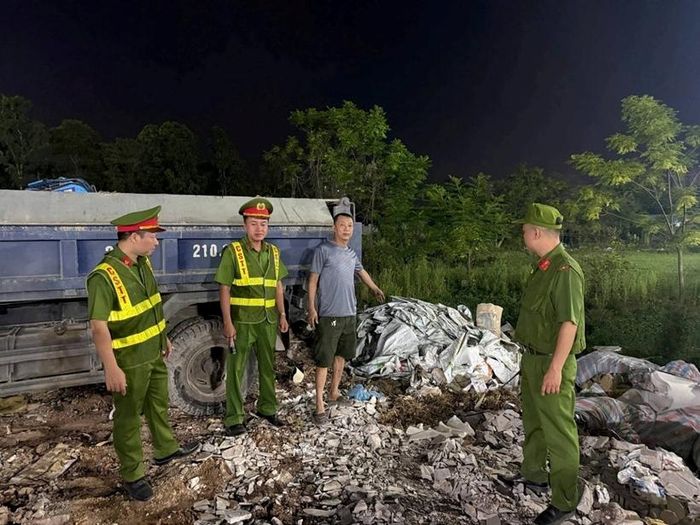 Tổ công tác bàn giao vụ việc cho Công an phường Thanh Liệt tiếp tục xác minh, xử lý theo quy định. Ảnh: CAHN