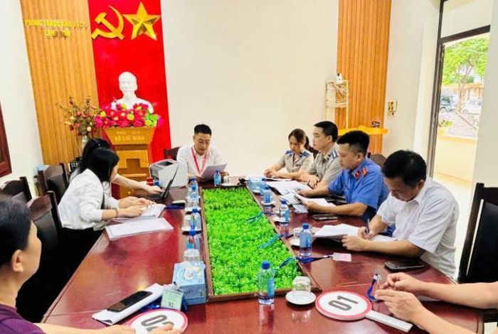  Kiểm sát viên VKSND khu vực 5 kiểm sát việc bán đấu giá.