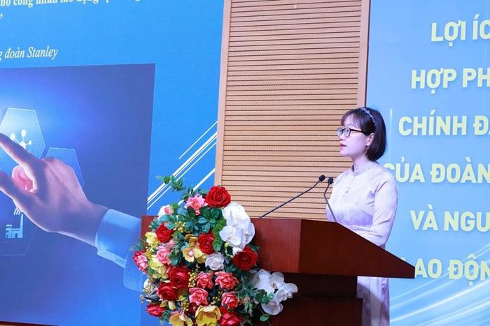 Đồng chí Đỗ Thu Hằng - Phó Chủ tịch Công đoàn, Công ty TNHH Điện Stanley Việt Nam chia sẻ kinh nghiệm ứng dụng chuyển đổi số trong hoạt động công đoàn.
