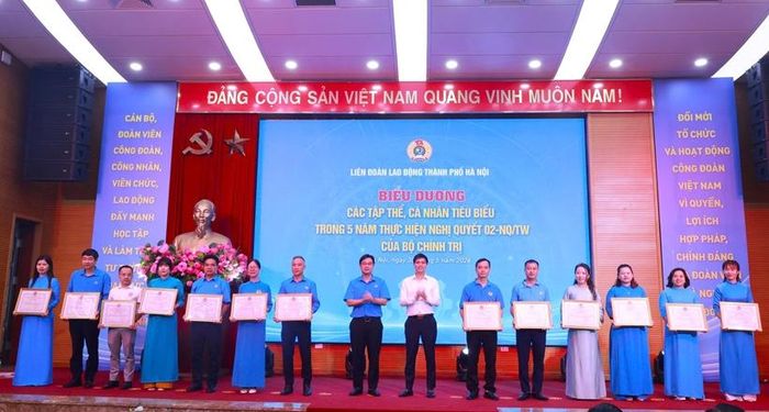 LĐLĐ thành phố Hà Nội biểu dương các tập thể, cá nhân có thành tích xuất sắc trong thực hiện Nghị quyết số 02-NQ/TW.