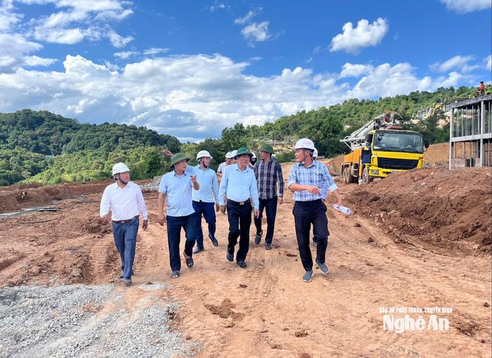 Phó Chủ tịch UBND tỉnh Thái Văn Thành và đoàn công tác kiểm tra Dự án Trường Phổ thông nội trú liên cấp Tiểu học và Trung học cơ sở Keng Đu. Ảnh tư liệu: Hà Vinh