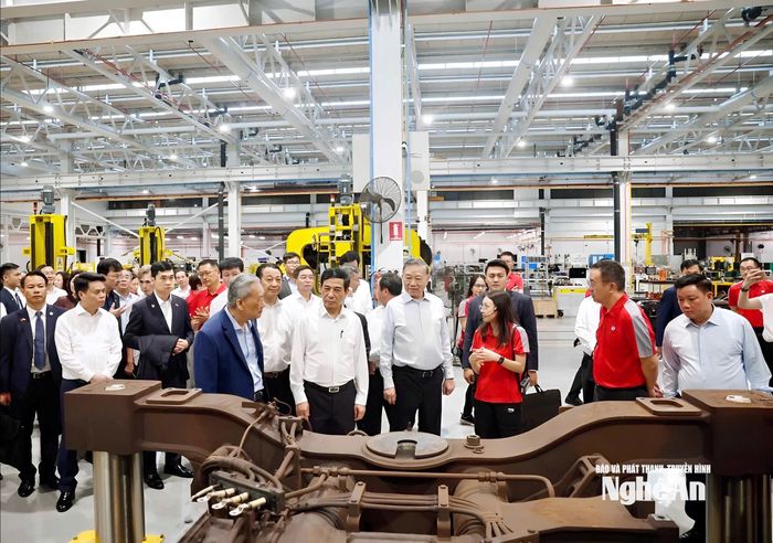 Tổng Bí thư, Chủ tịch nước Tô Lâm và đoàn đại biểu tại Trung tâm thử nghiệm đường sắt Singapore. Ảnh: PV