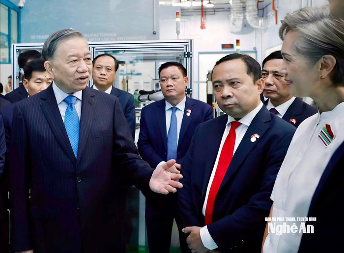Tổng Bí thư, Chủ tịch nước Tô Lâm bày tỏ ấn tượng cách Singapore tạo môi trường để doanh nghiệp trực tiếp thử nghiệm công nghệ trước khi đầu tư lớn. Ảnh: Khánh Thục