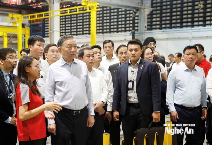 Tổng Bí thư, Chủ tịch nước Tô Lâm và đoàn đại biểu tại Trung tâm thử nghiệm đường sắt Singapore. Ảnh: PV