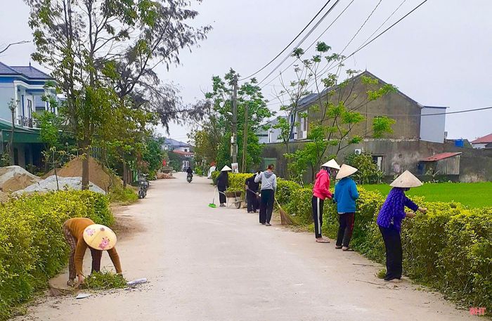 Ra quân vệ sinh môi trường cảnh quan khu dân cư thường xuyên được người dân các TDP phường Trần Phú thực hiện mỗi dịp cuối tuần.