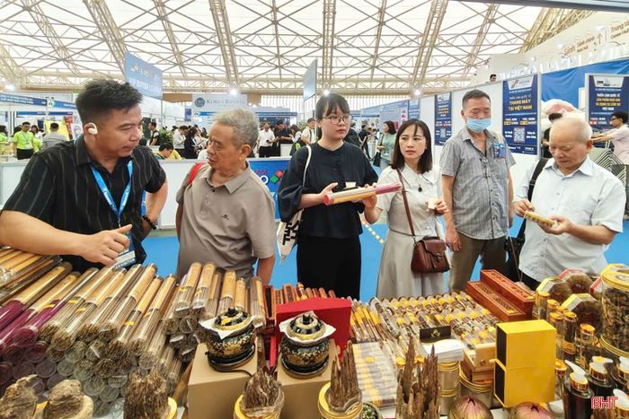  Với vai trò của mình, Sở Công thương Hà Tĩnh đã nỗ lực định hướng khuyến khích các doanh nghiệp sản xuất theo hướng thân thiện môi trường. Ảnh: Gian hàng sản phẩm của doanh nghiệp Hà Tĩnh tham gia quảng bá sản phẩm và xúc tiến đầu tư tại Hội chợ Thương mại quốc tế Việt Nam 2026 