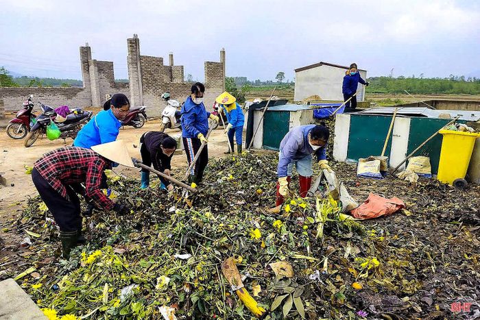 Các hội viên phụ nữ xã Kỳ Xuân xử lý rác hữu cơ để ủ phân vi sinh phục vụ trồng trọt và bán ra thị trường.
