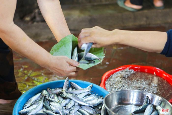 Thực phẩm tươi sống được chị em gói bằng lá chuối bỏ vào làn mỗi khi đi chợ.