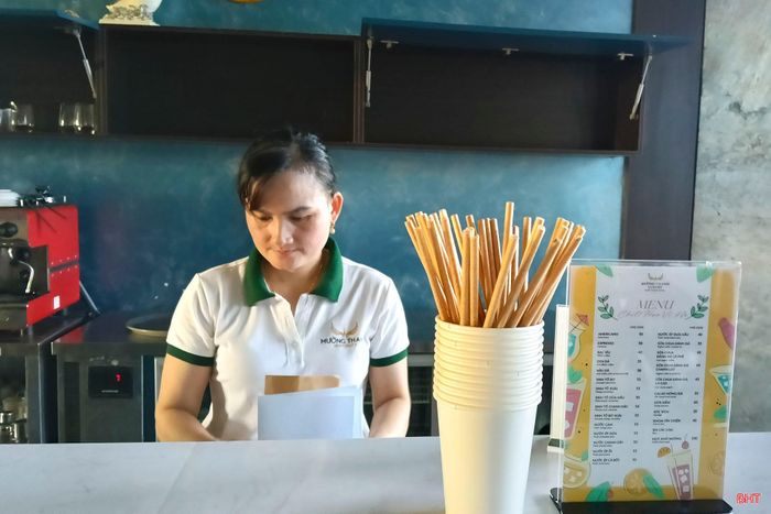 Cốc và ống hút bằng giấy được khách sạn Mường Thanh Luxury Xuân Thành (xã Tiên Điền) sử dụng phục vụ du khách.